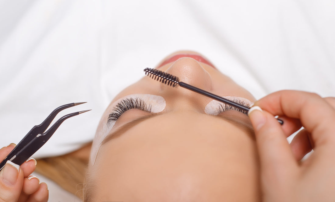 Für die Wimpernstylistin: wie suche ich den richtigen Kleber aus?